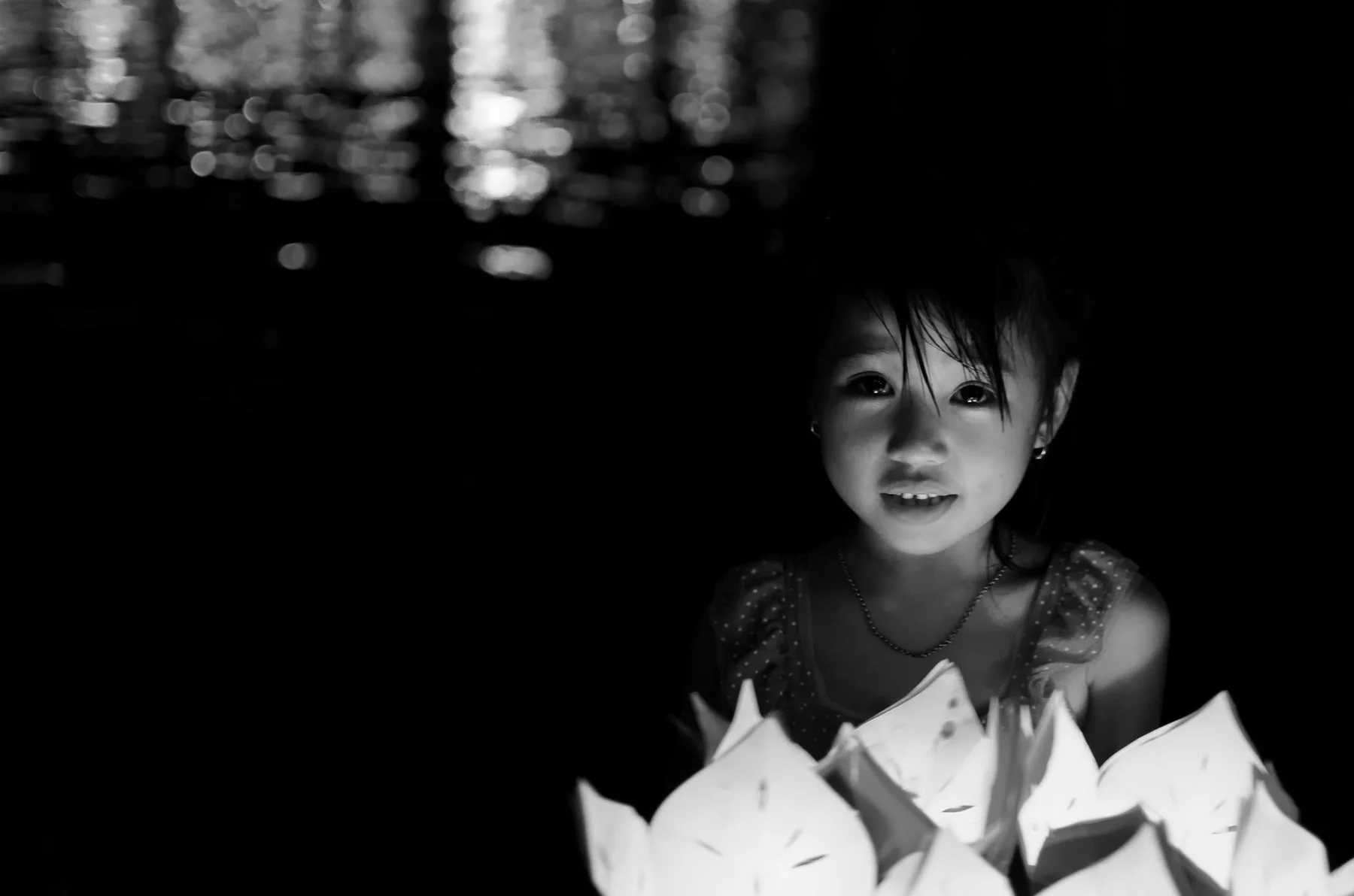 Bambina illuminata dalle lanterne