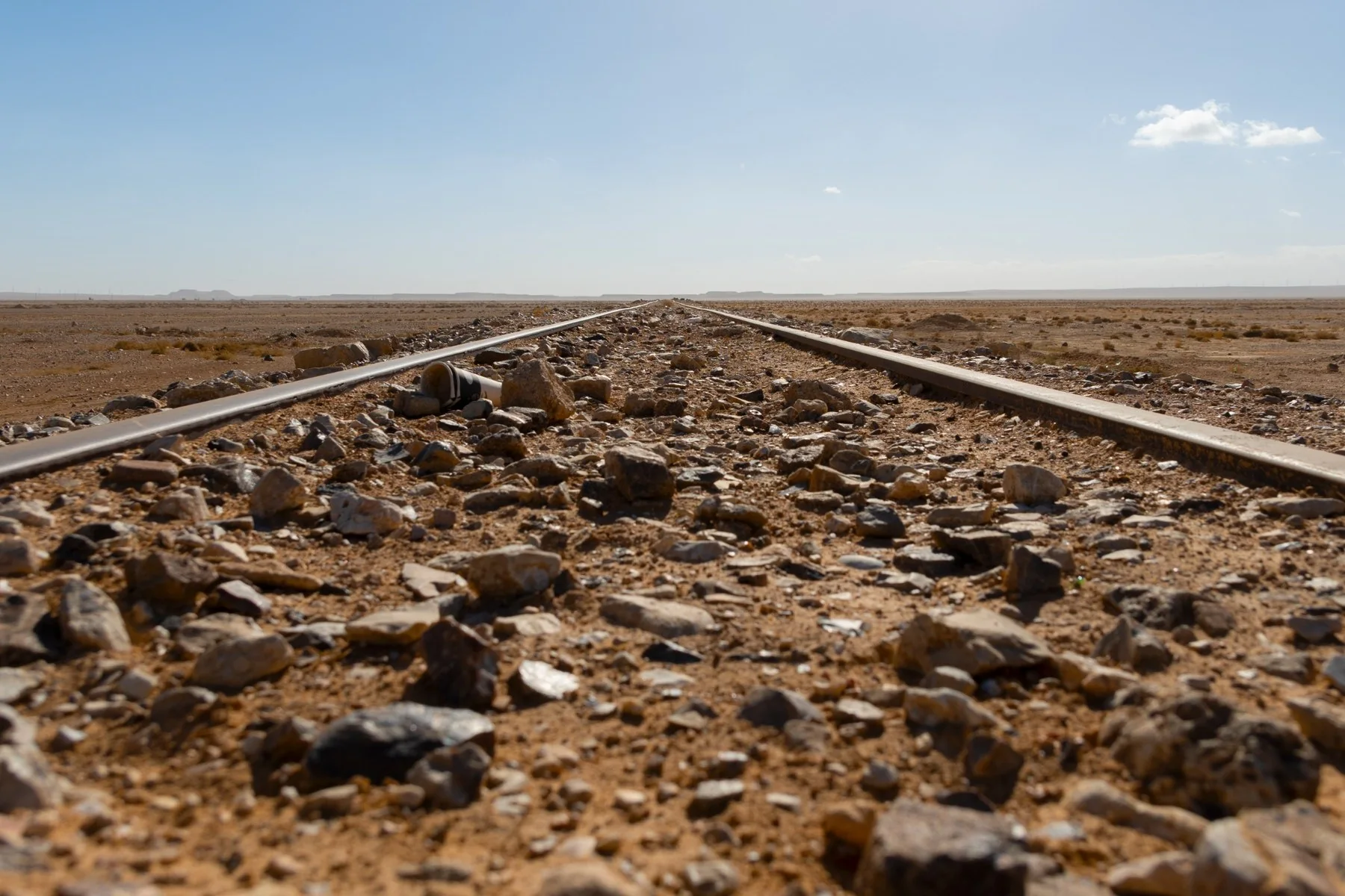 Binari che attraversano il paesaggio giordano