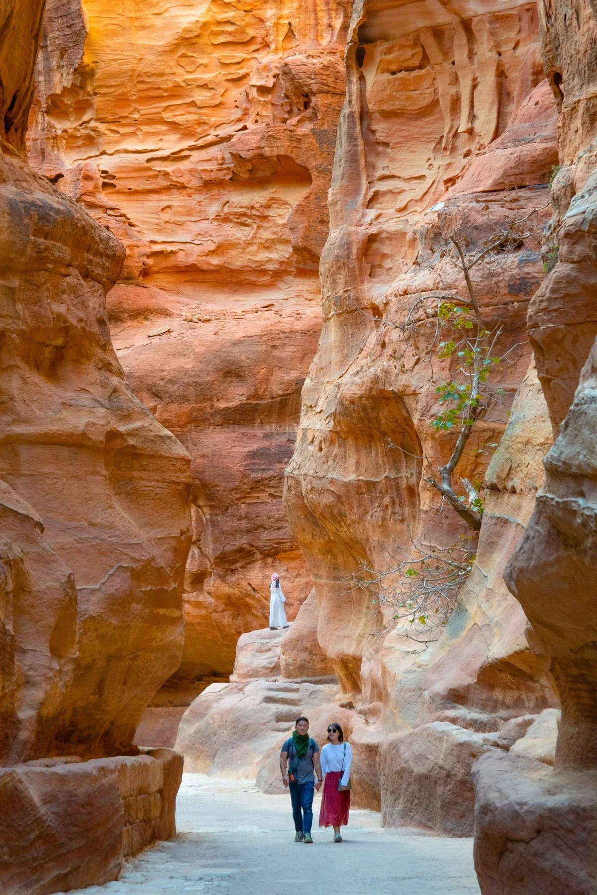 Figure umane percorrono il Siq di Petra