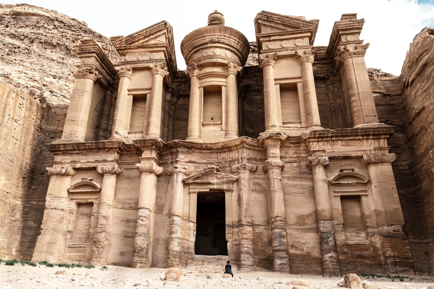 Il Monastero di Petra e una figura solitaria