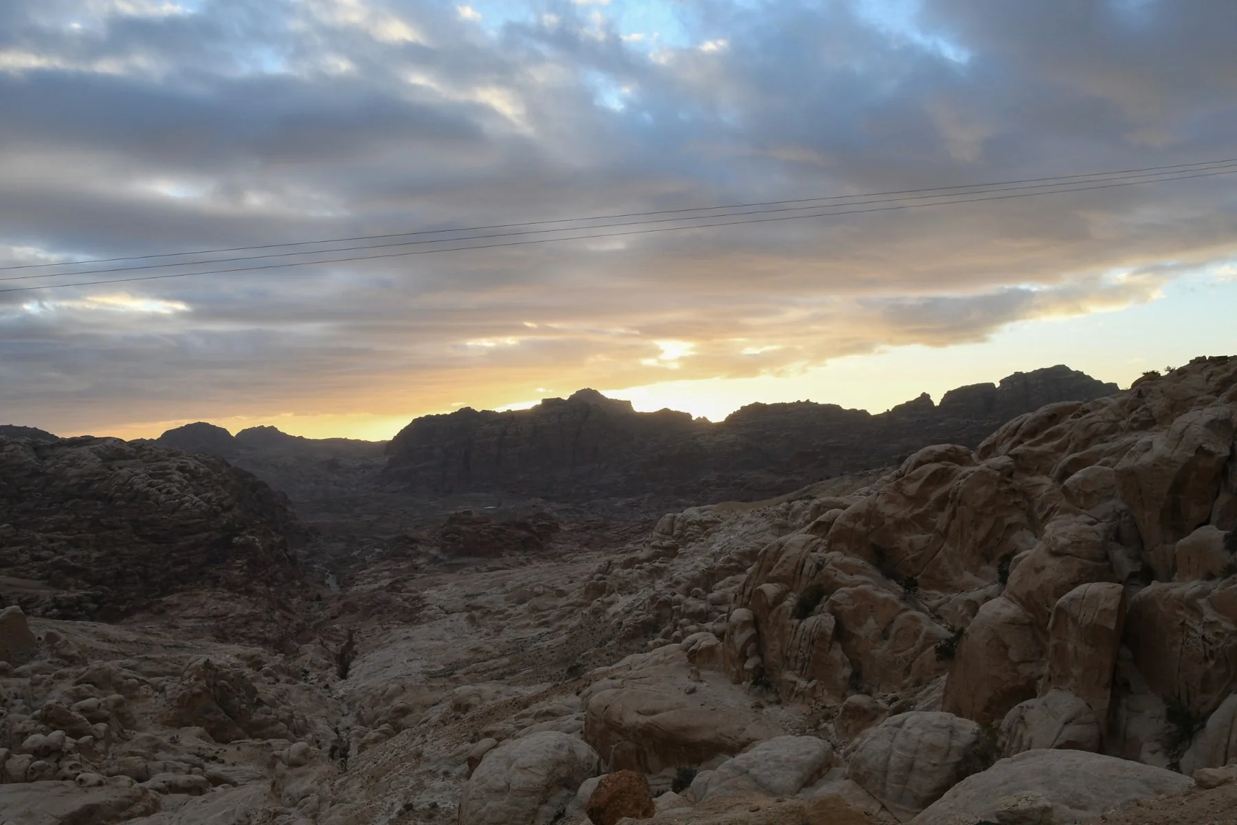 Montagne e rocce illuminate dal tramonto