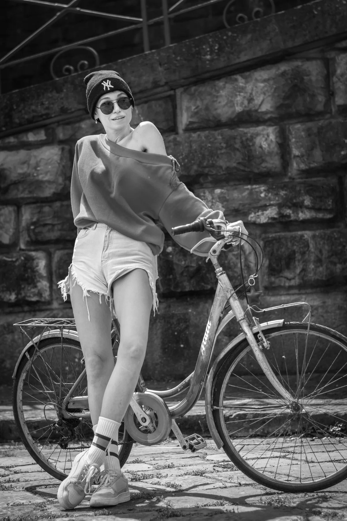 Ritratto in bianco e nero con bicicletta
